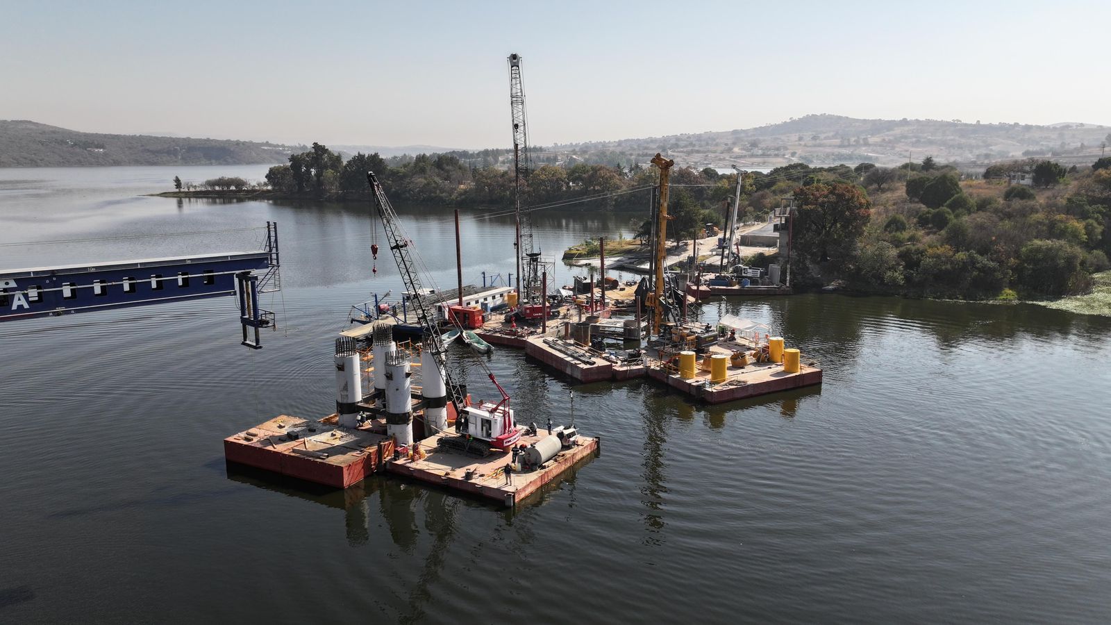 Grúa se ladea en obra de puente en Tetela; no hay heridos_foto1