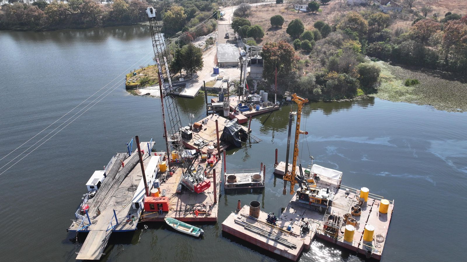 Grúa se ladea en obra de puente en Tetela; no hay heridos_foto2