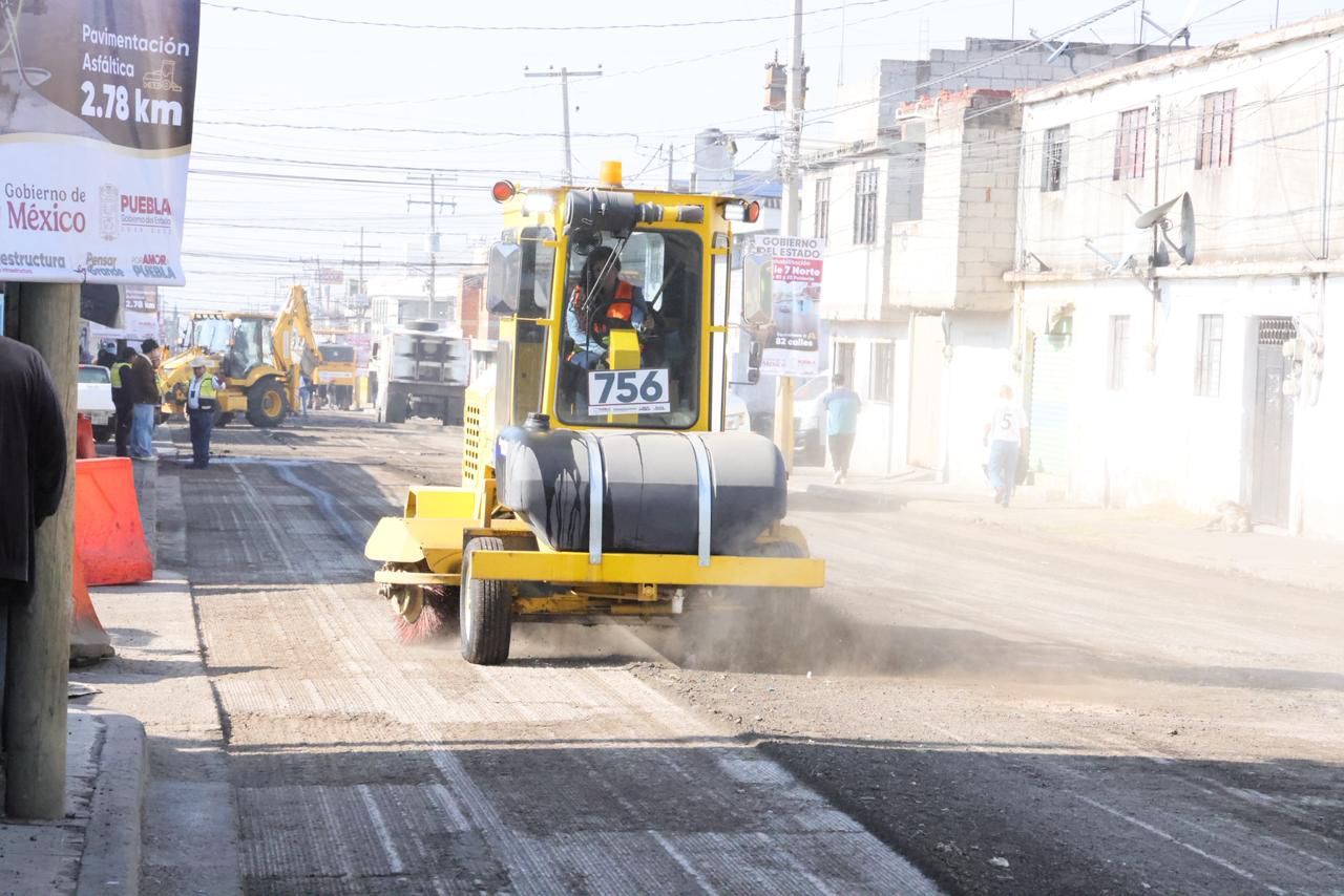 Inician pavimentación histórica en 105 calles del norte de Puebla trabajadores