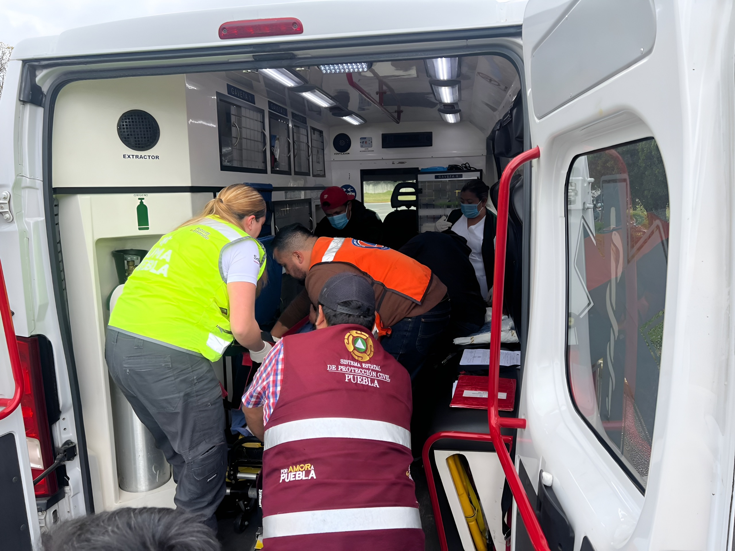 Trasladan vía aérea a mujer lesionada por explosión de tanque de gas en Huauchinango