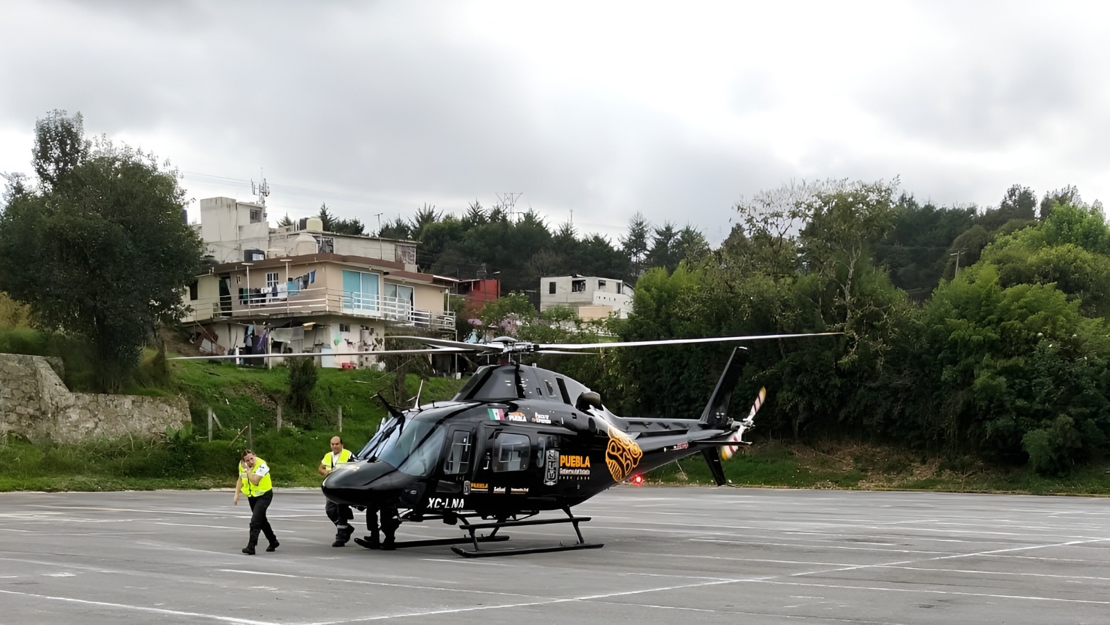 Trasladan vía aérea a mujer lesionada por explosión de tanque de gas en Huauchinango