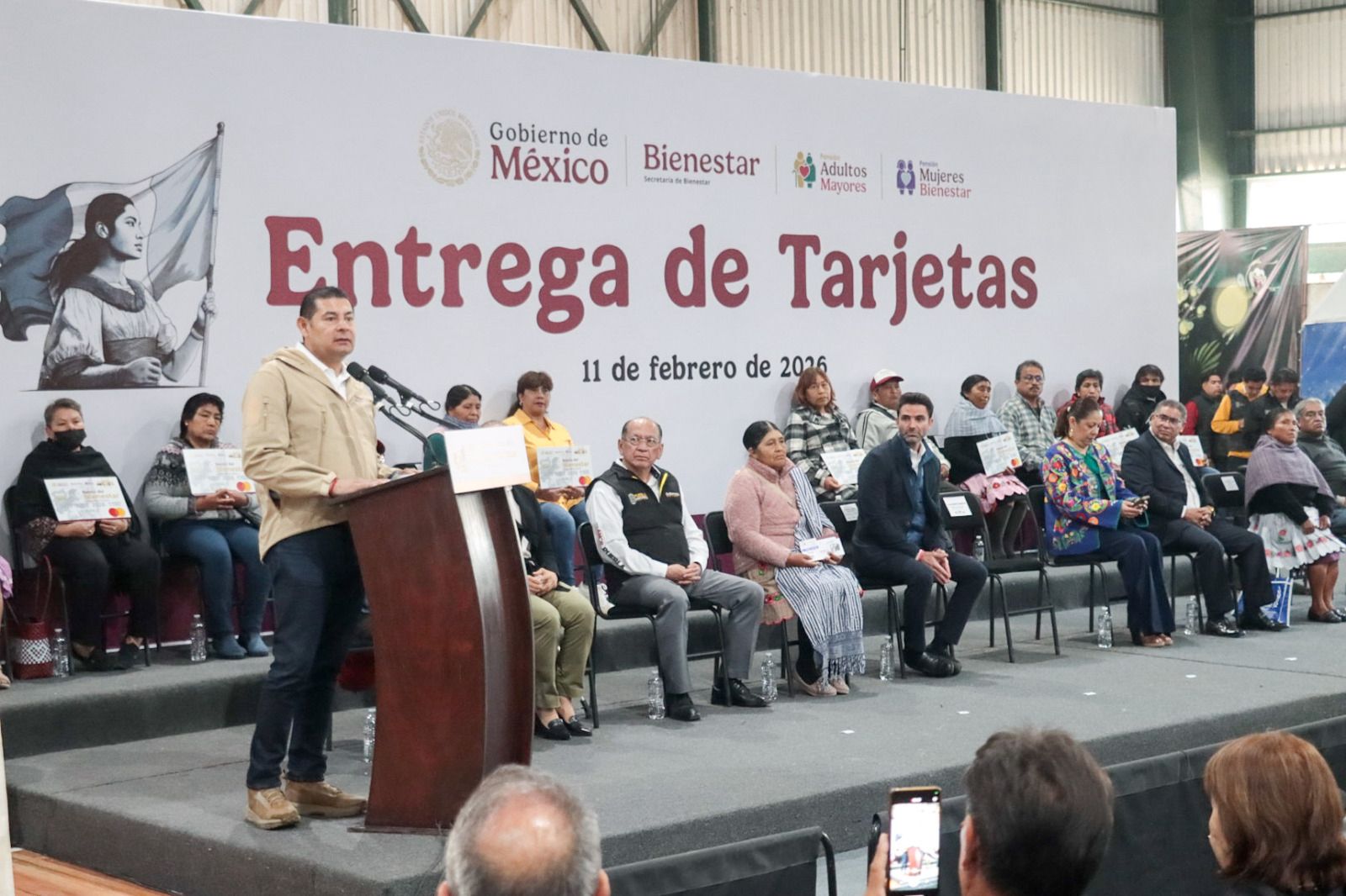 Entregan tarjetas a mayores y Mujeres Bienestar