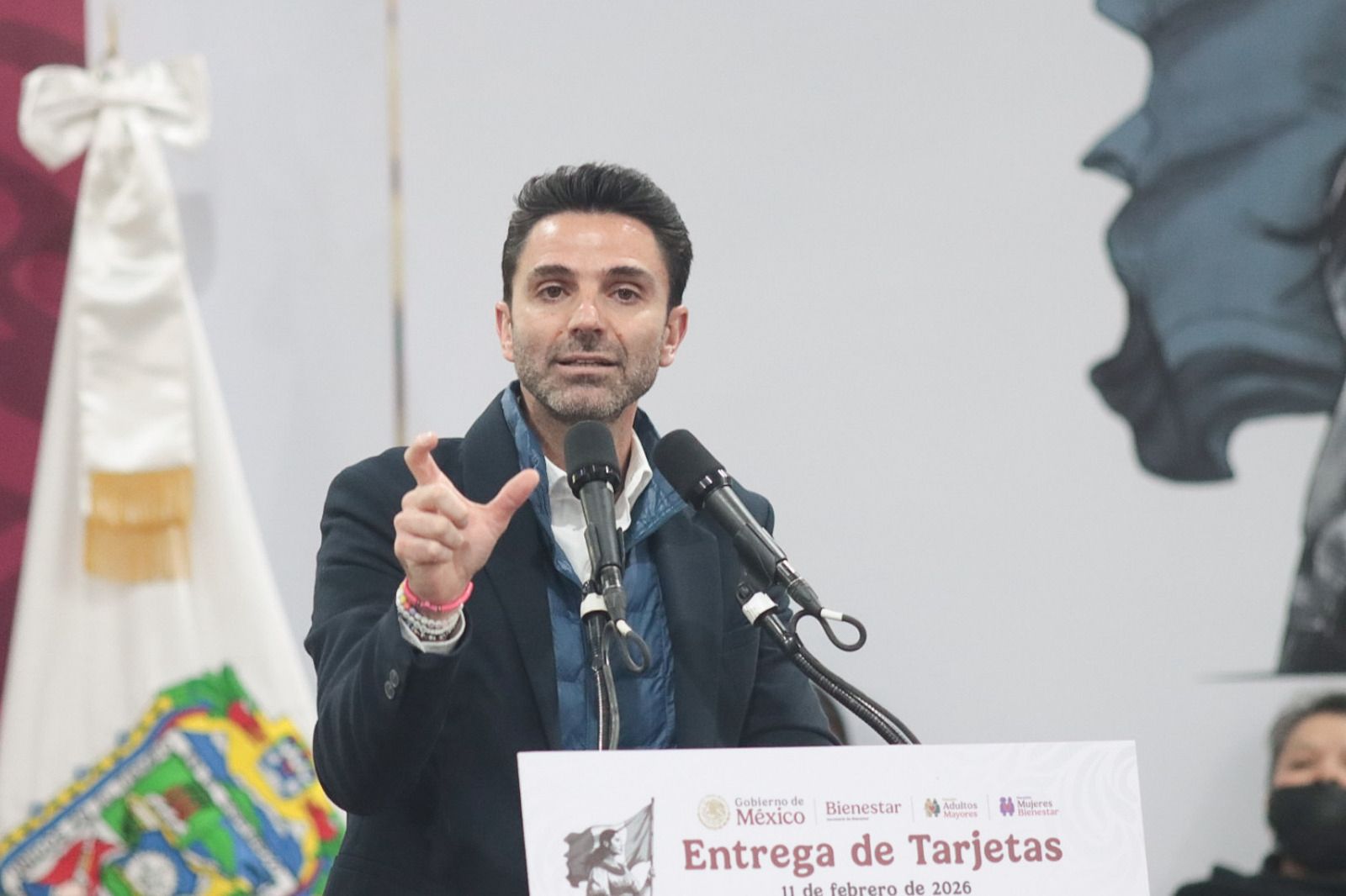 Entregan tarjetas a mayores y Mujeres Bienestar