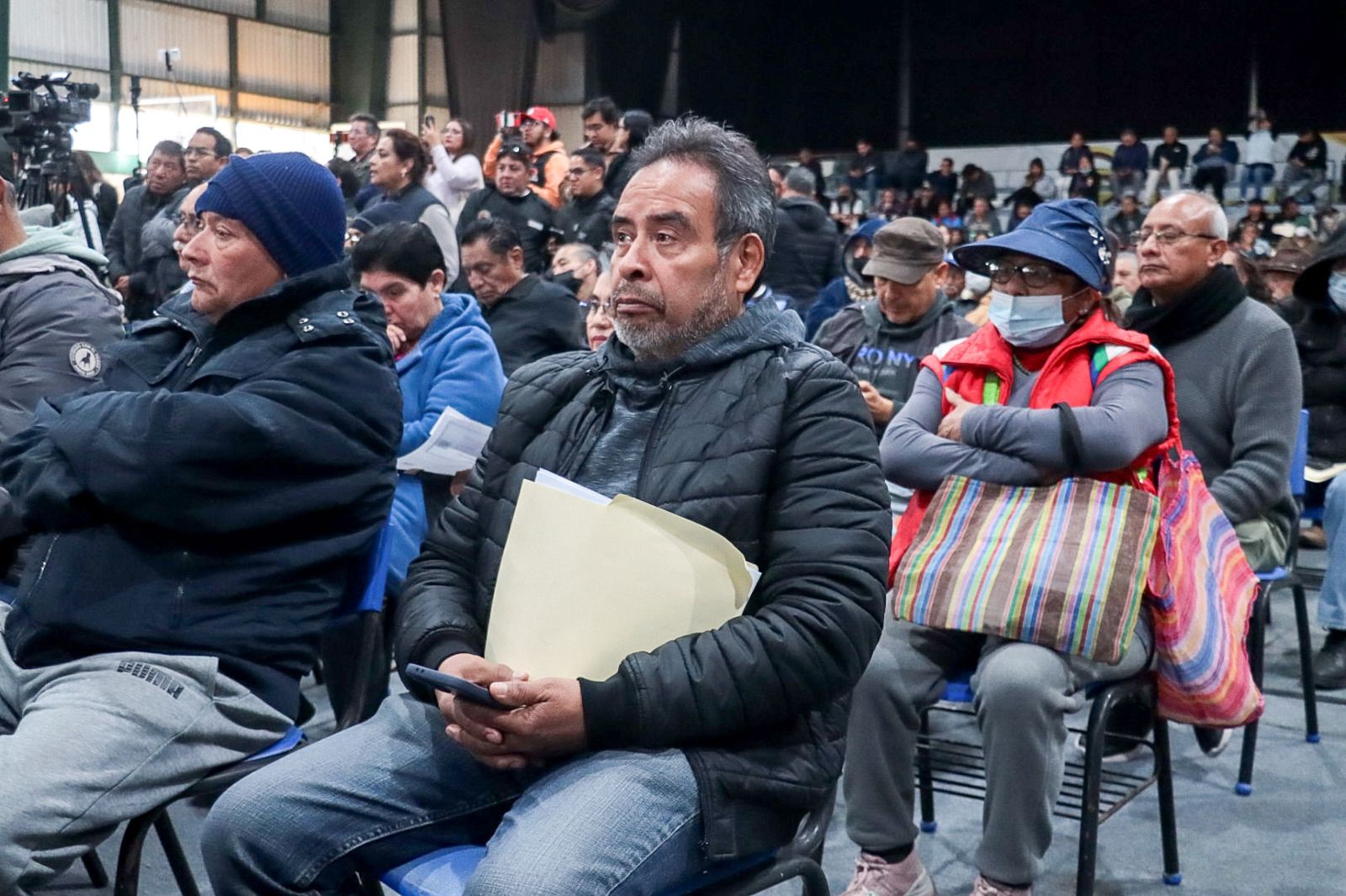 Entregan tarjetas a mayores y Mujeres Bienestar