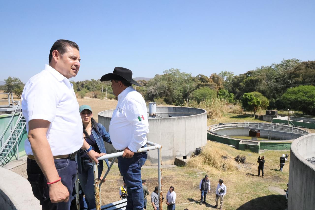 Alejandro Armenta supervisa avances del saneamiento del río Nexapa