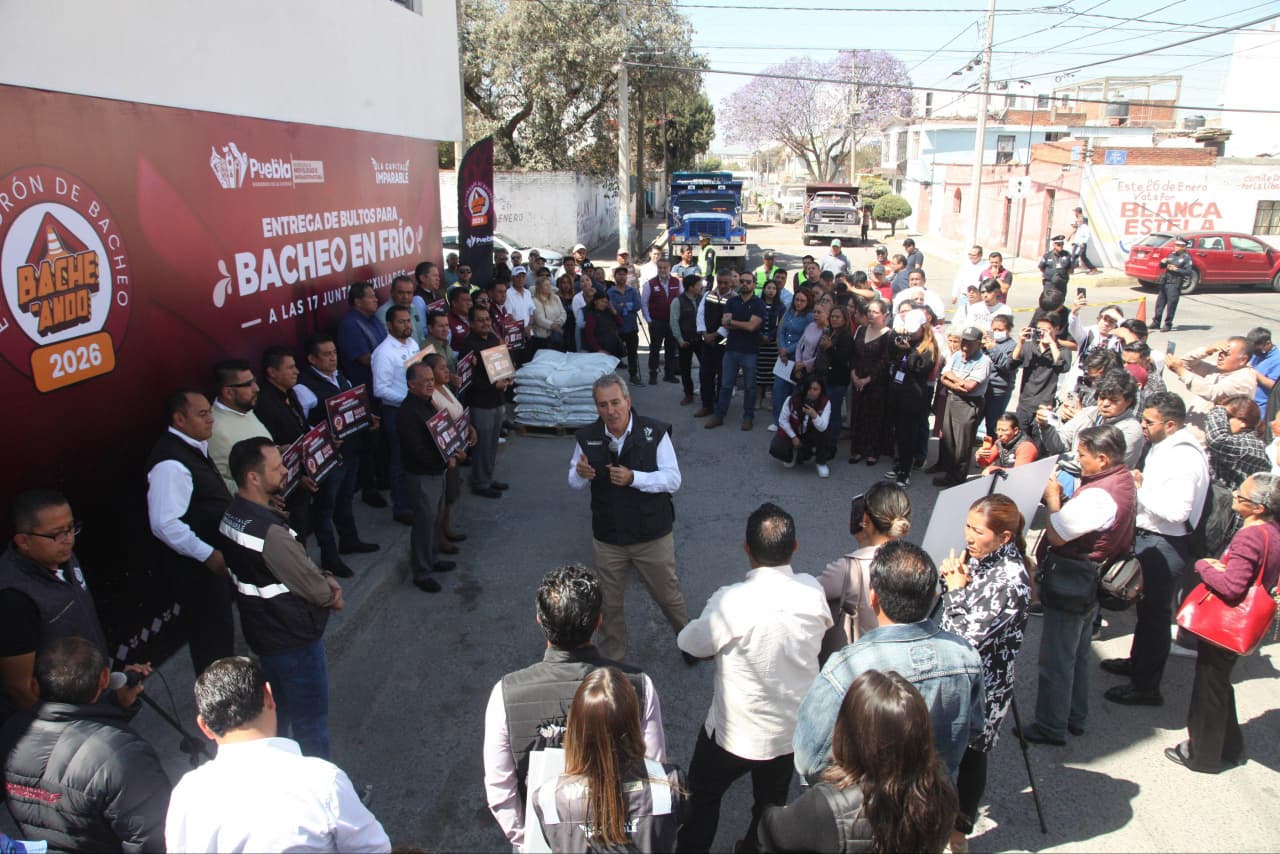 Pepe Chedraui entregó apoyos para bacheo en la Capital