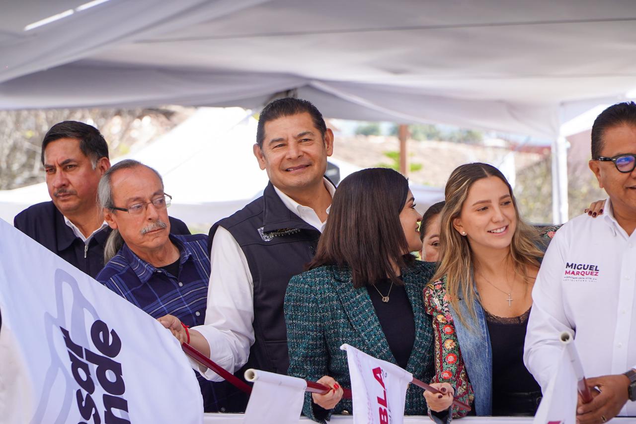 Armenta entrega 18 patrullas en Zacatlán