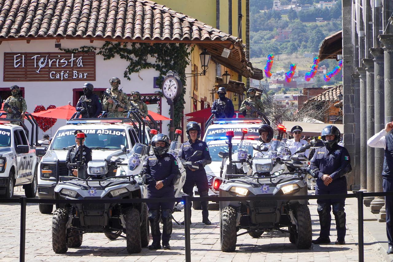 Armenta entrega 18 patrullas en Zacatlán