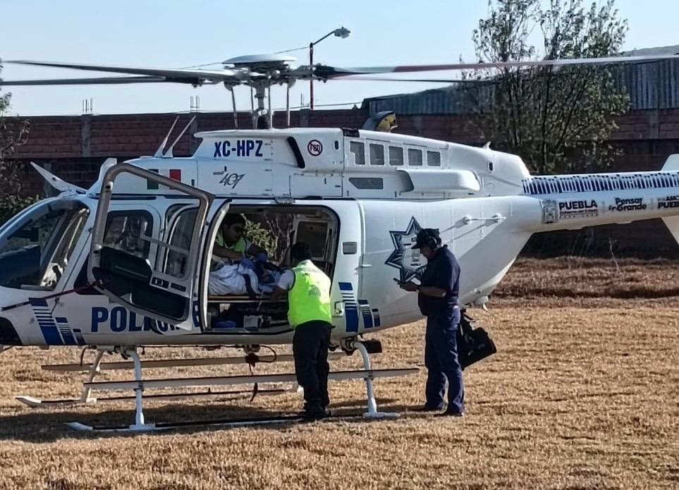 Trasladan por aire a embarazada crítica en Puebla
