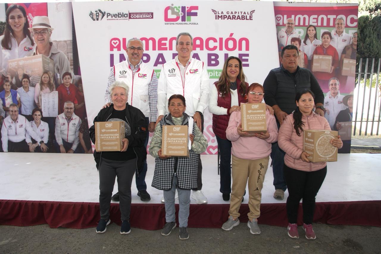 Pepe Chedraui entregó apoyos alimentarios en Xilotzingo