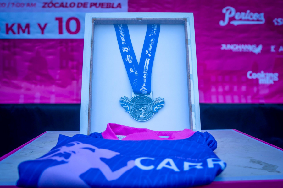 Presentan playera y medalla de la Segunda Carrera Mujeres Imparables en Puebla