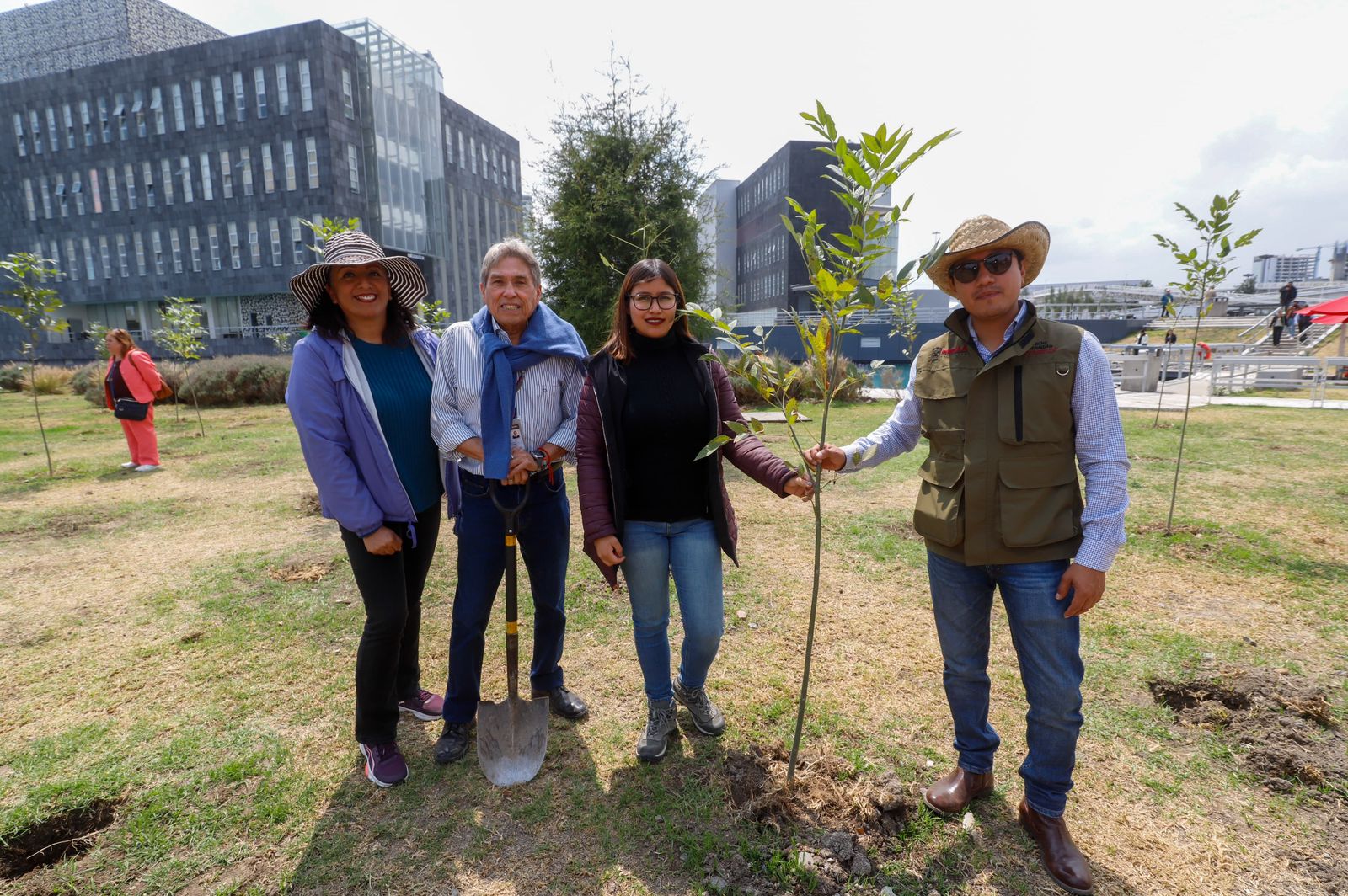 Gobierno y ambientalistas ayudan a reforestar el CIS de Angelópolis foto