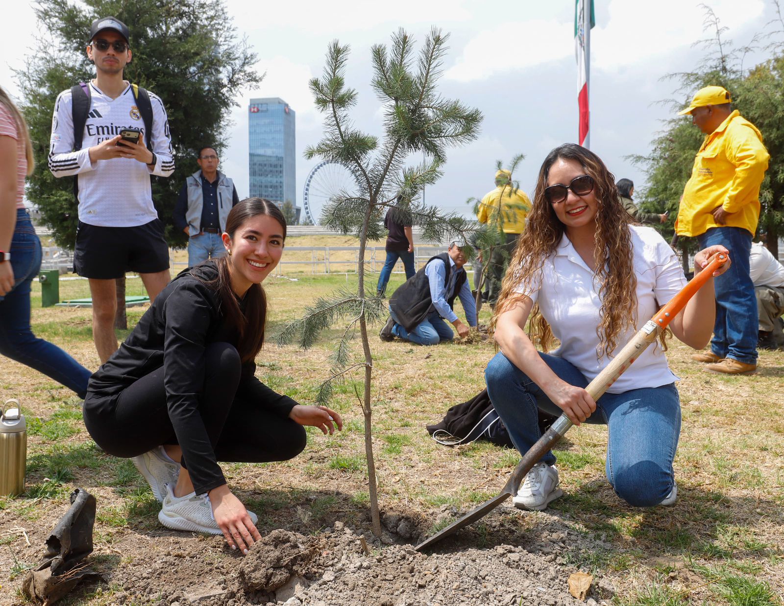 Gobierno y ambientalistas ayudan a reforestar el CIS de Angelópolis ayuda