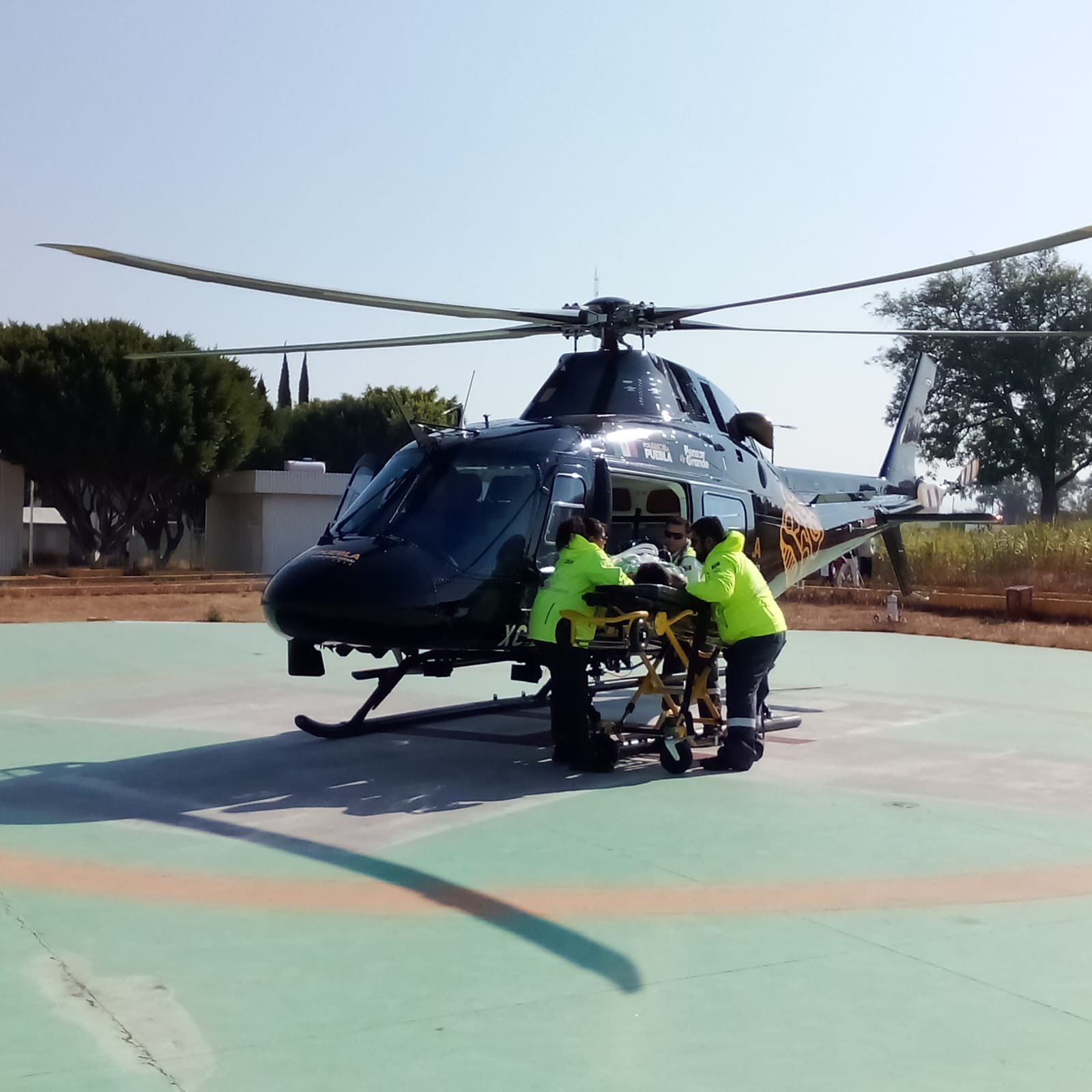 Evacúan por aire a embarazada en Puebla