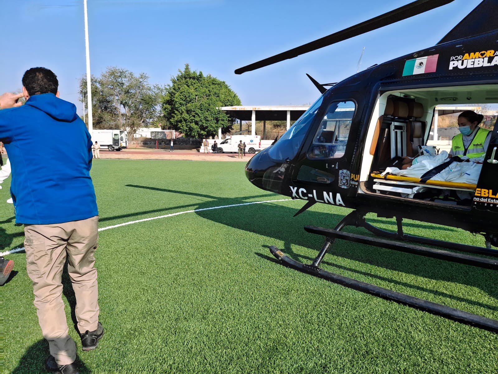 Evacúan por aire a embarazada en Puebla