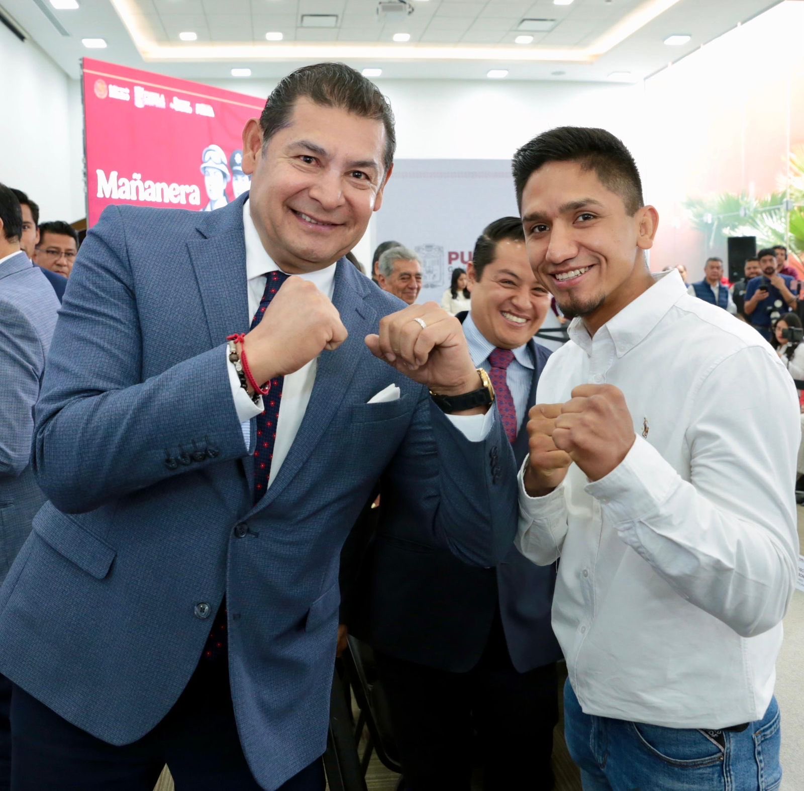 Armenta reconoce a “El Tigre” y le otorga beca deportiva