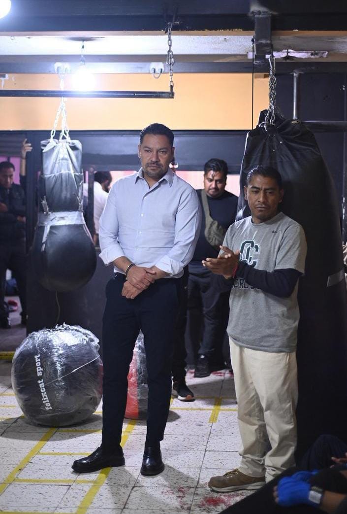 El diputado Villegas entrega equipo deportivo a la academia Wolf Sport en Ciudad Serdán