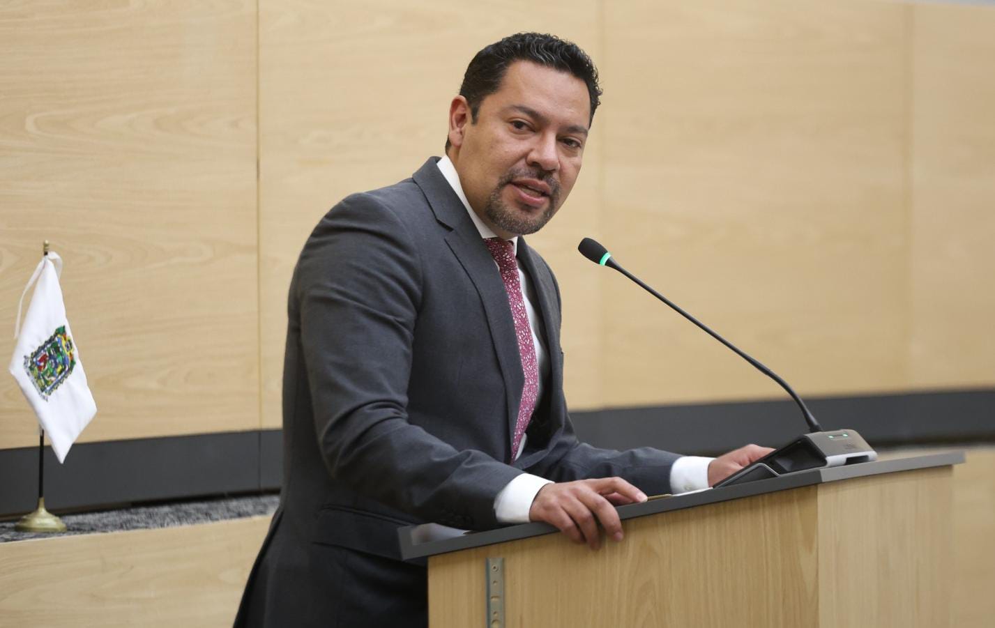 El diputado Villegas entrega equipo deportivo a la academia Wolf Sport en Ciudad Serdán