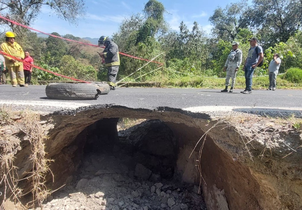 Cierran tramo de la carretera Zacapoaxtla–Apulco por falla estructural