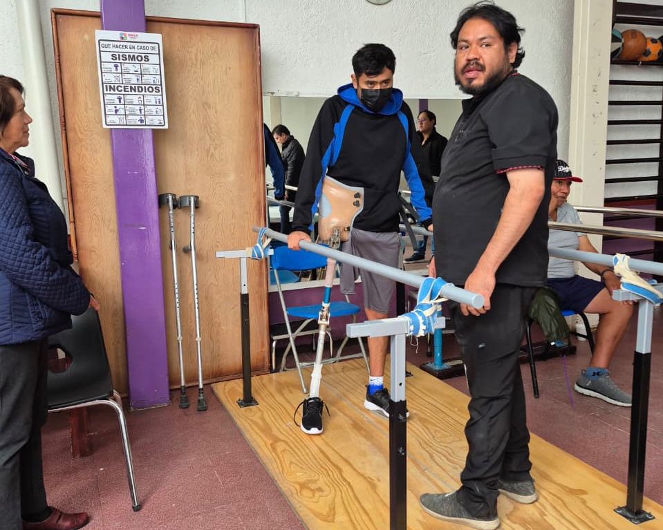 DIF Estatal entrega 33 prótesis para mejorar movilidad de personas con discapacidad