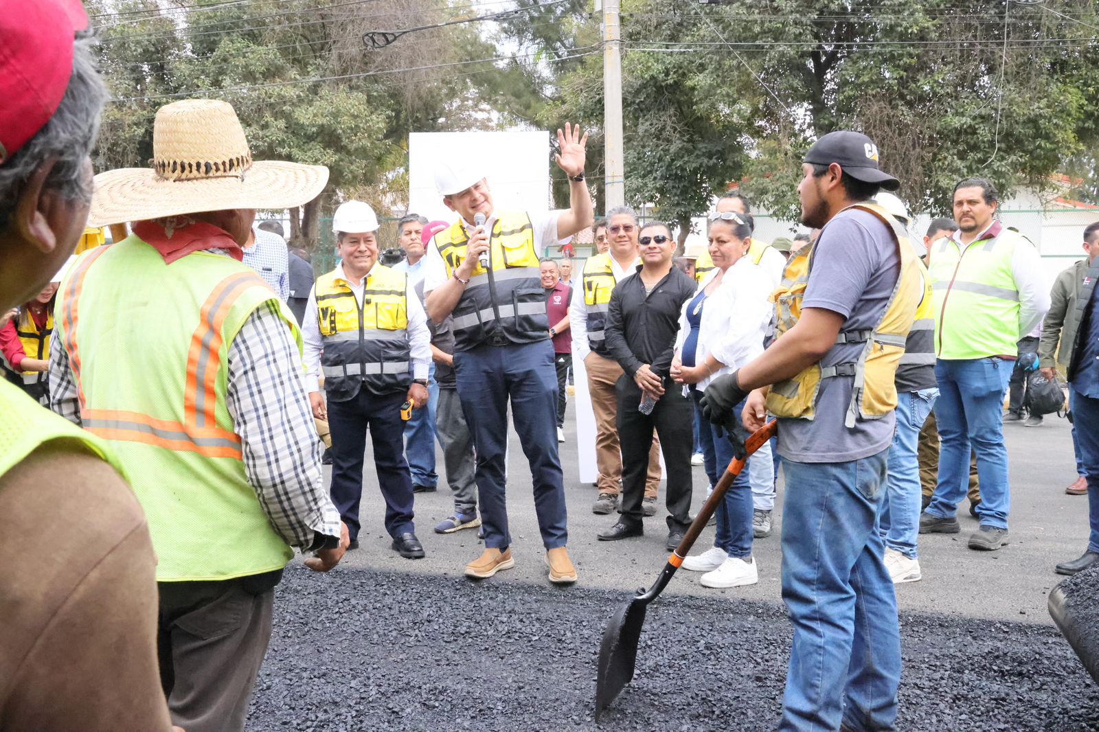 Avanzan trabajos de pavimentación en la calle Jesús Reyes Heroles