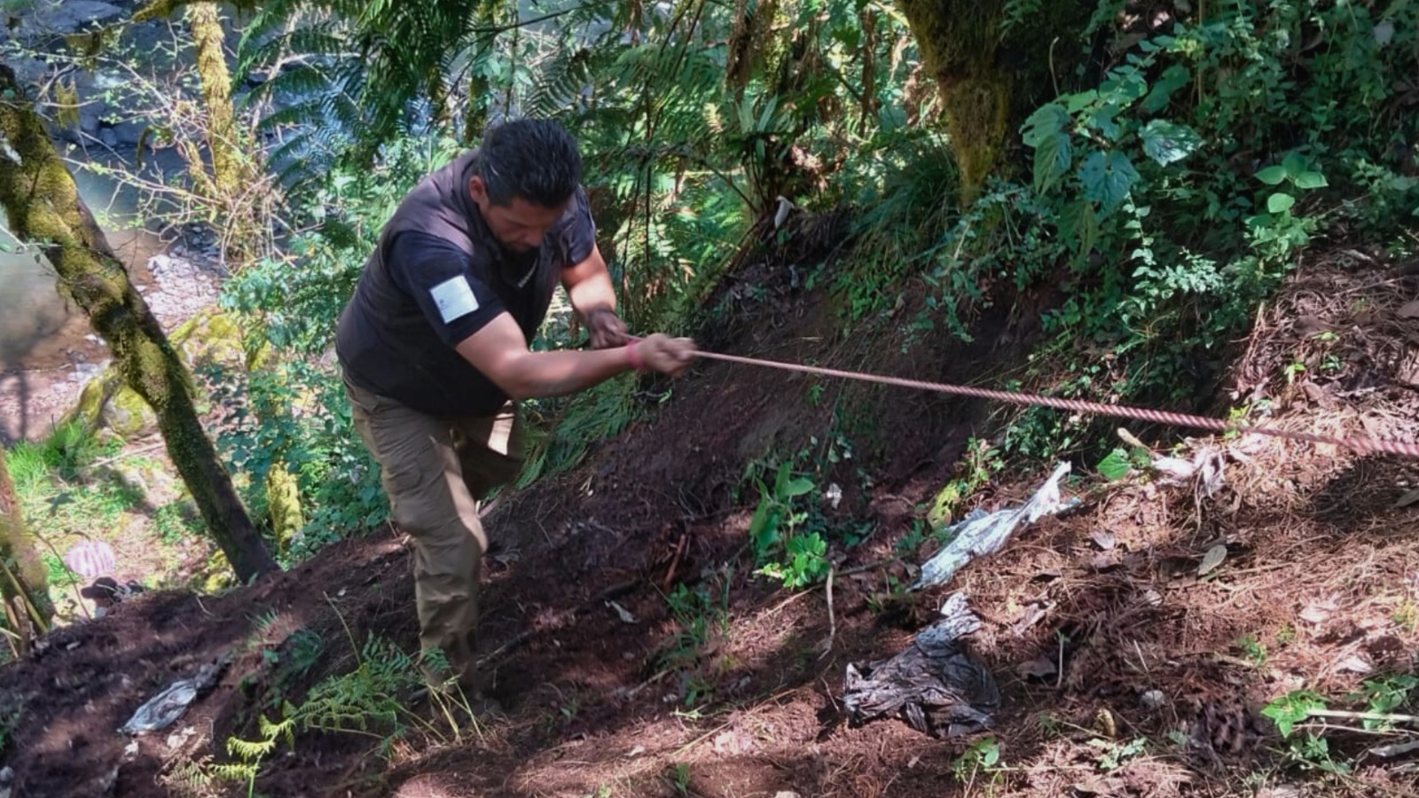 Localizan restos óseos en Huauchinango durante operativo de búsqueda