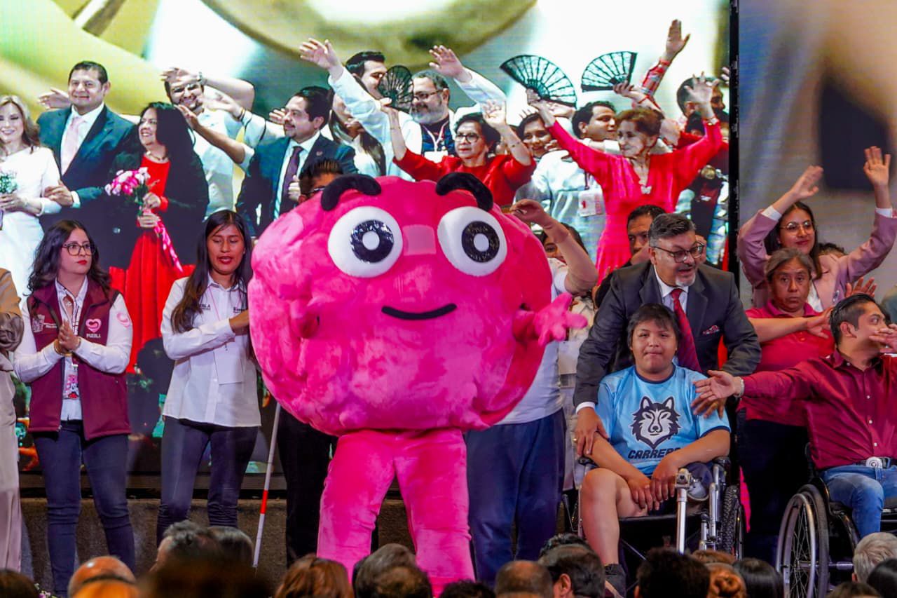 Ceci Arellano rinde informe del DIF Puebla