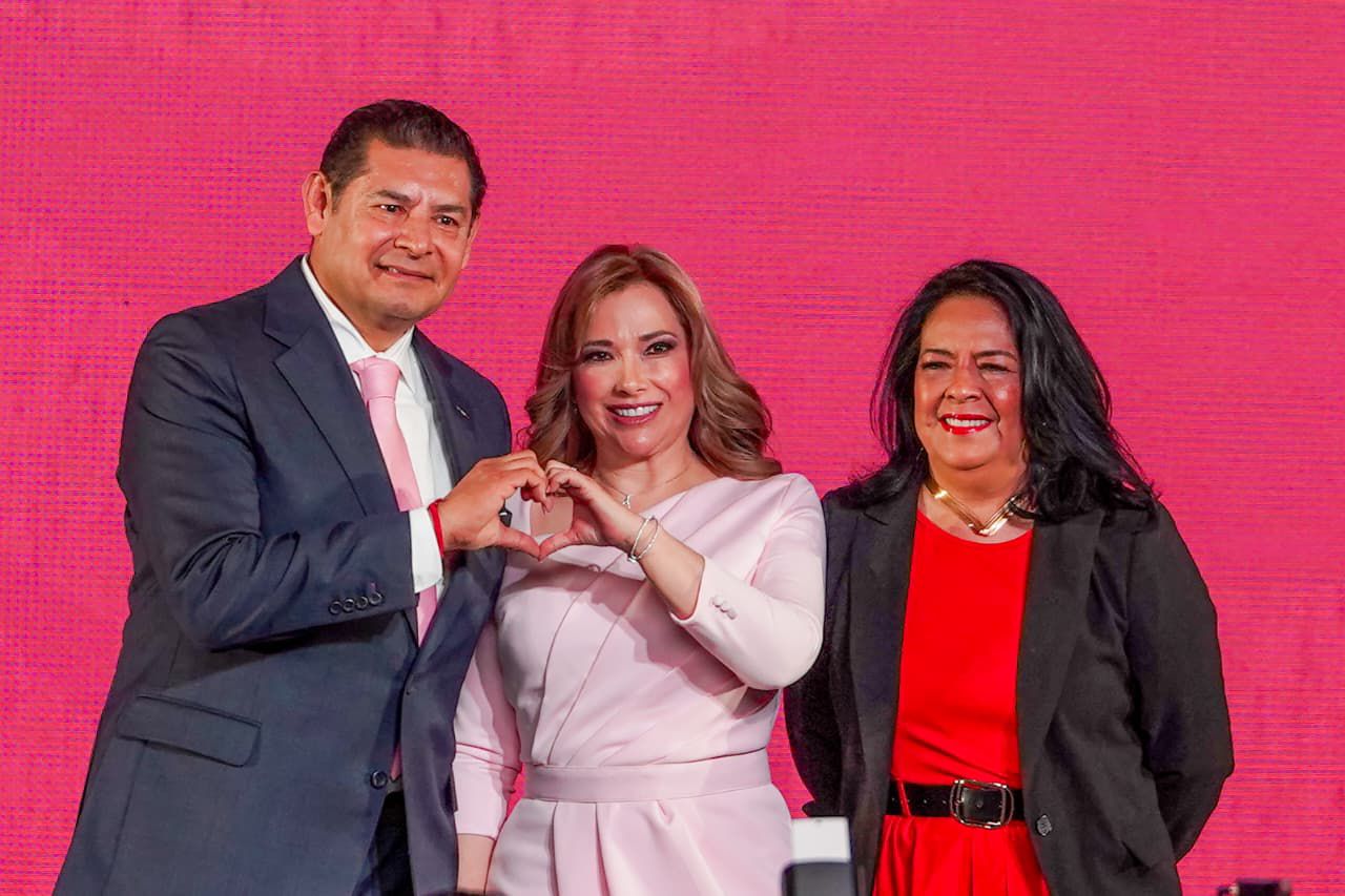 Ceci Arellano rinde informe del DIF Puebla