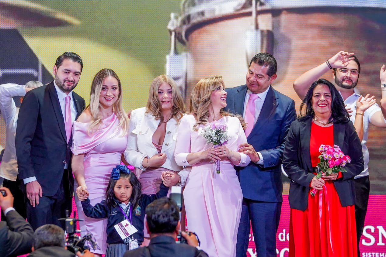 Ceci Arellano rinde informe del DIF Puebla