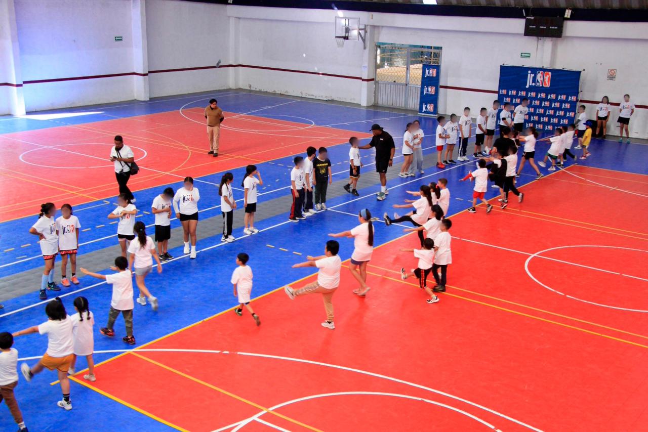 Gobierno municipal fortalece el deporte con clínica de básquetbol