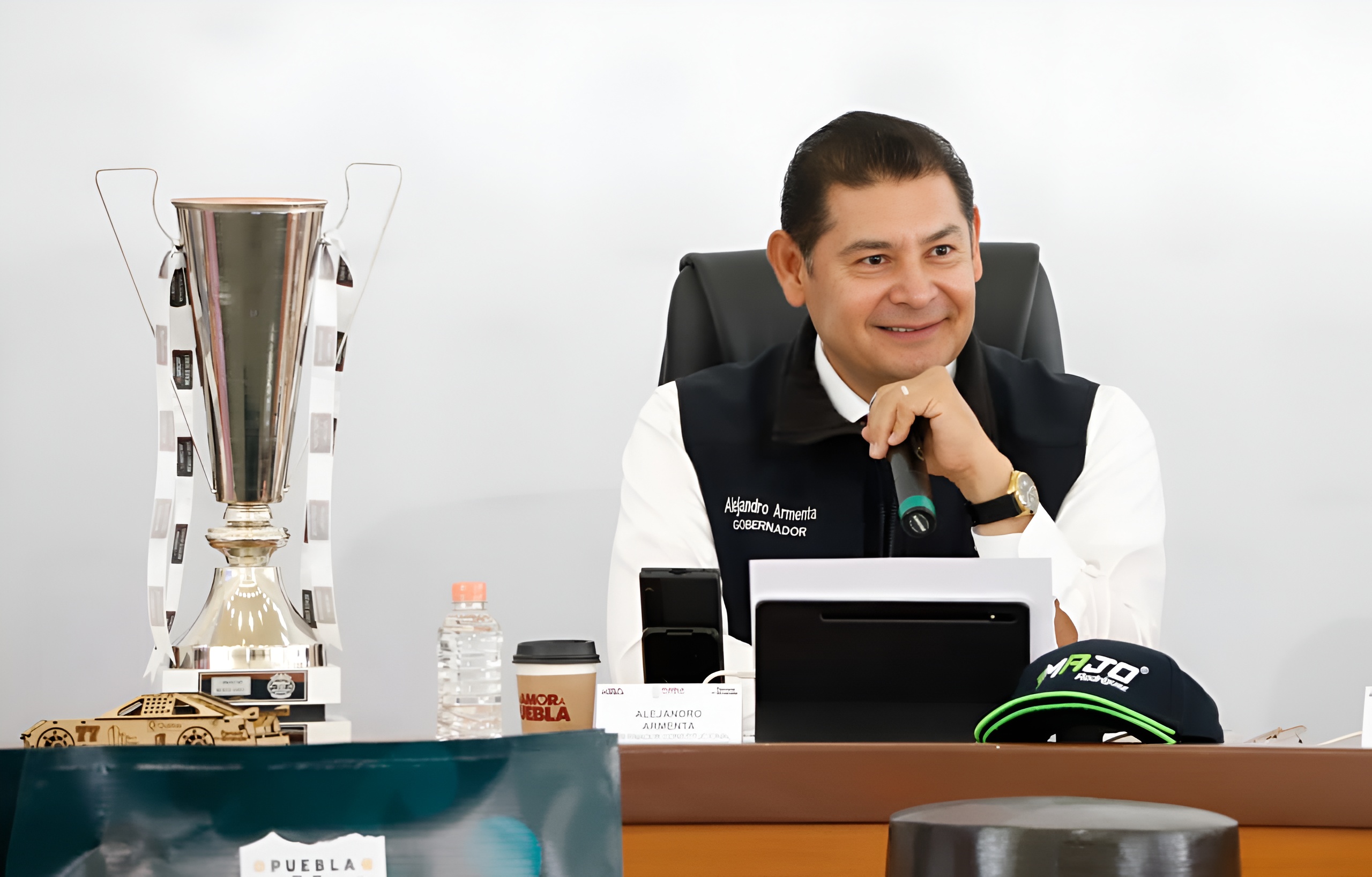 Gobierno de Puebla reconoce a piloto de NASCAR México