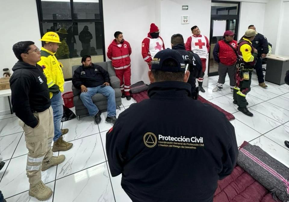 Rescatan a dos personas tras caer en barranco en Quimixtlán