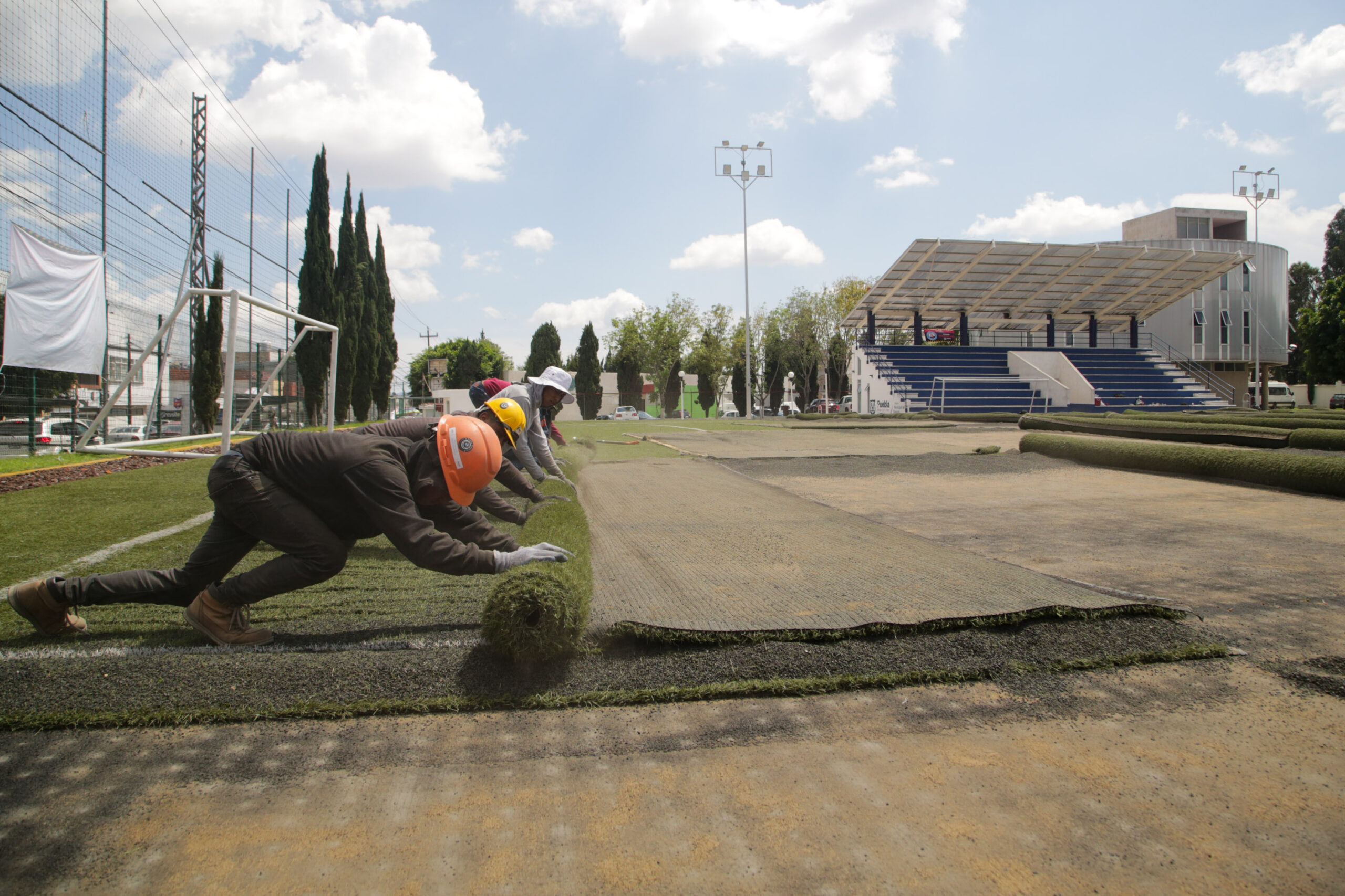 Gobierno de Puebla recibe 30 mil latas para rehabilitar canchas de futbol trabajos
