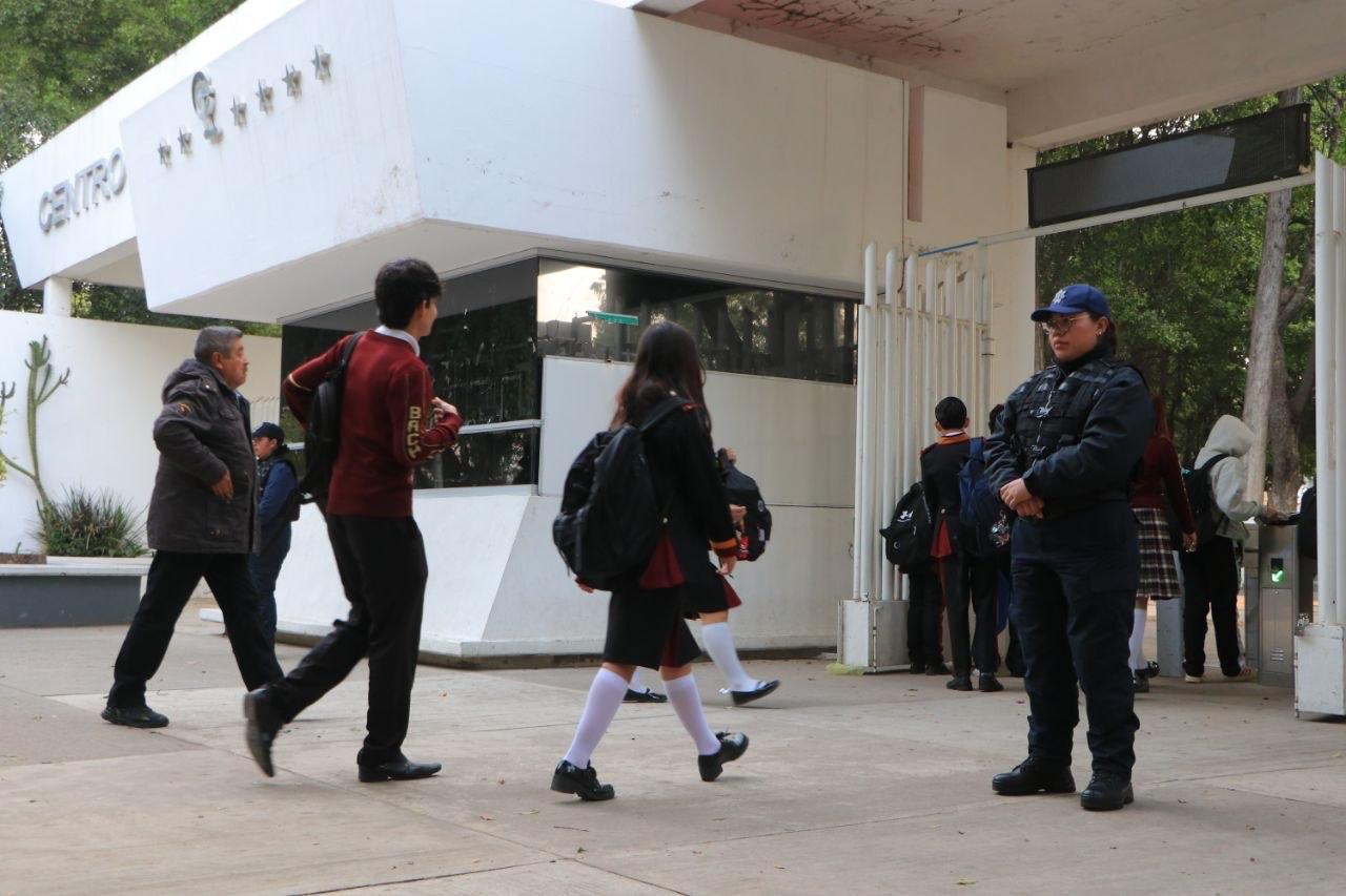 Más de 1,300 policías refuerzan seguridad en zonas escolares estudiantes