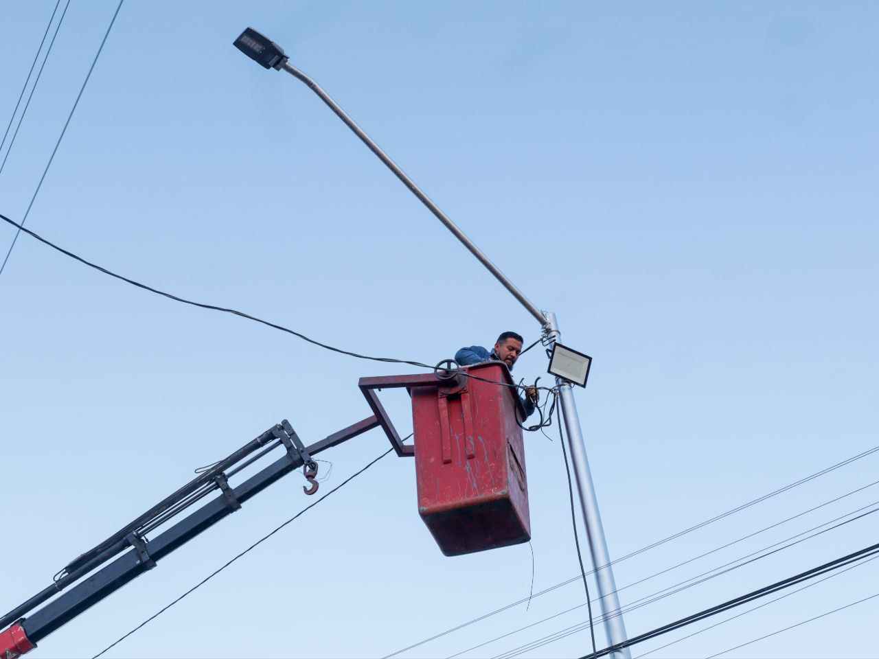 Más de 744 mil poblanos beneficiados con alumbrado LED en la capital personal