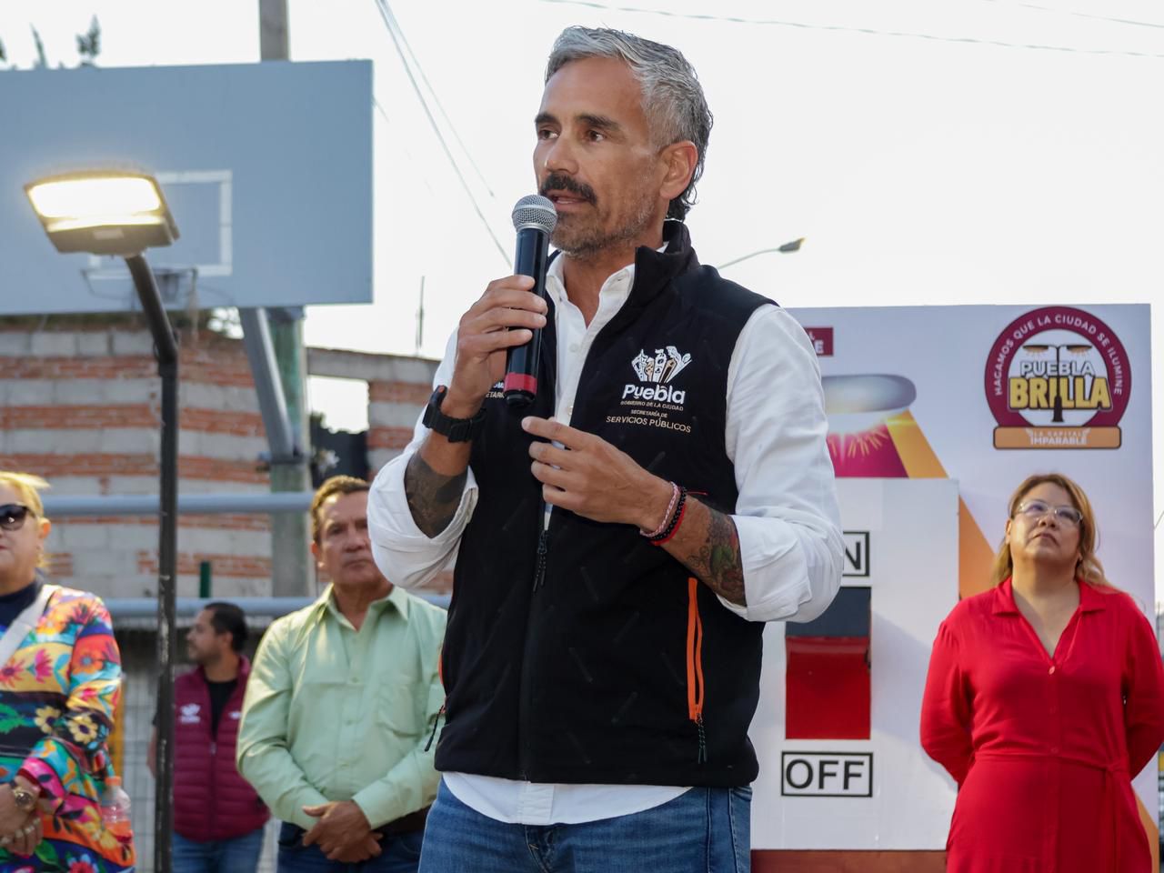 “Puebla Brilla” moderniza alumbrado en la colonia Cleotilde Torres funcionario