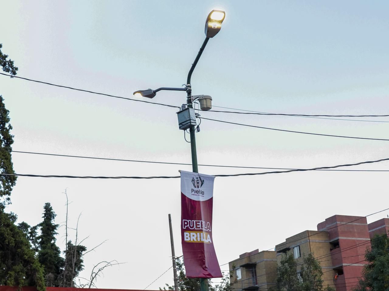 “Puebla Brilla” moderniza alumbrado en la colonia Cleotilde Torres lampara