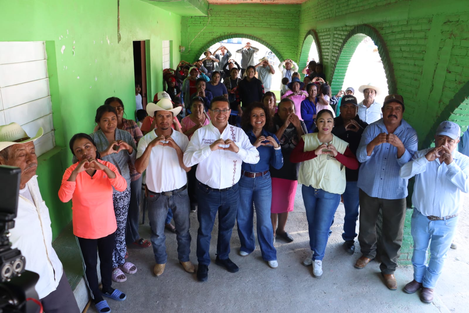 Pável Gaspar recorre la Mixteca poblana y promueve obras comunitarias