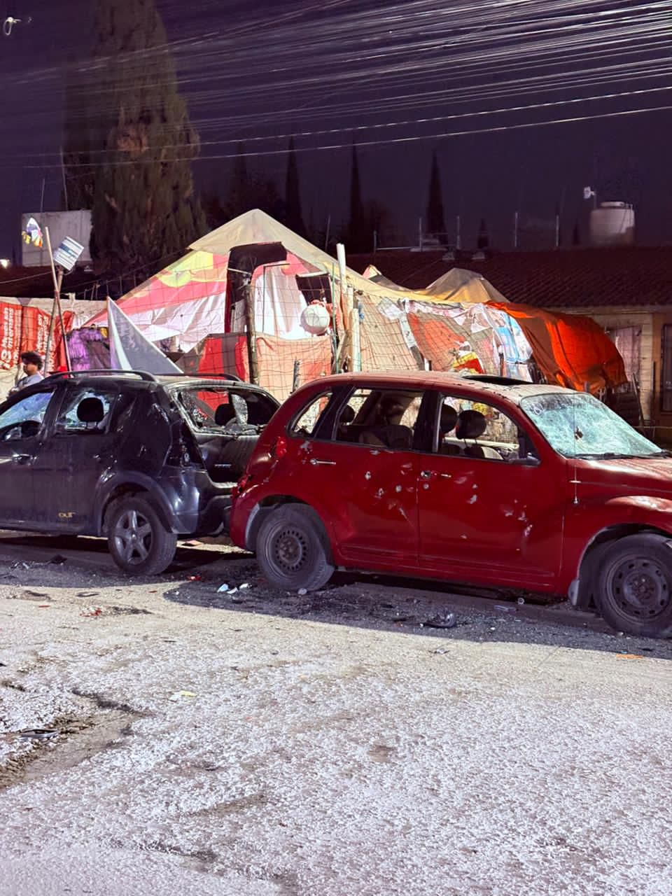 Presunta invasión desata destrozos a autos