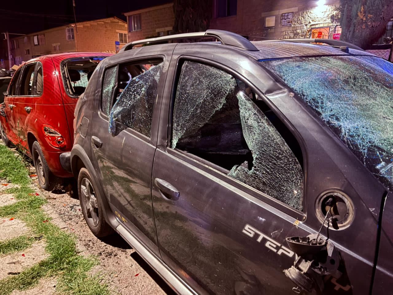 Presunta invasión desata destrozos a autos