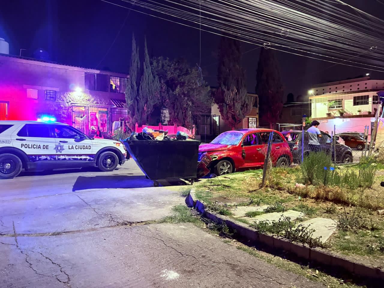 Presunta invasión desata destrozos a autos