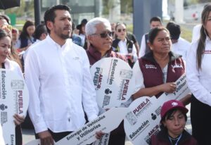 Puebla refuerza alfabetización con entrega de unidades y materiales 