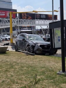 Fuerte choque en Atlixcáyotl: auto termina contra poste en paradas