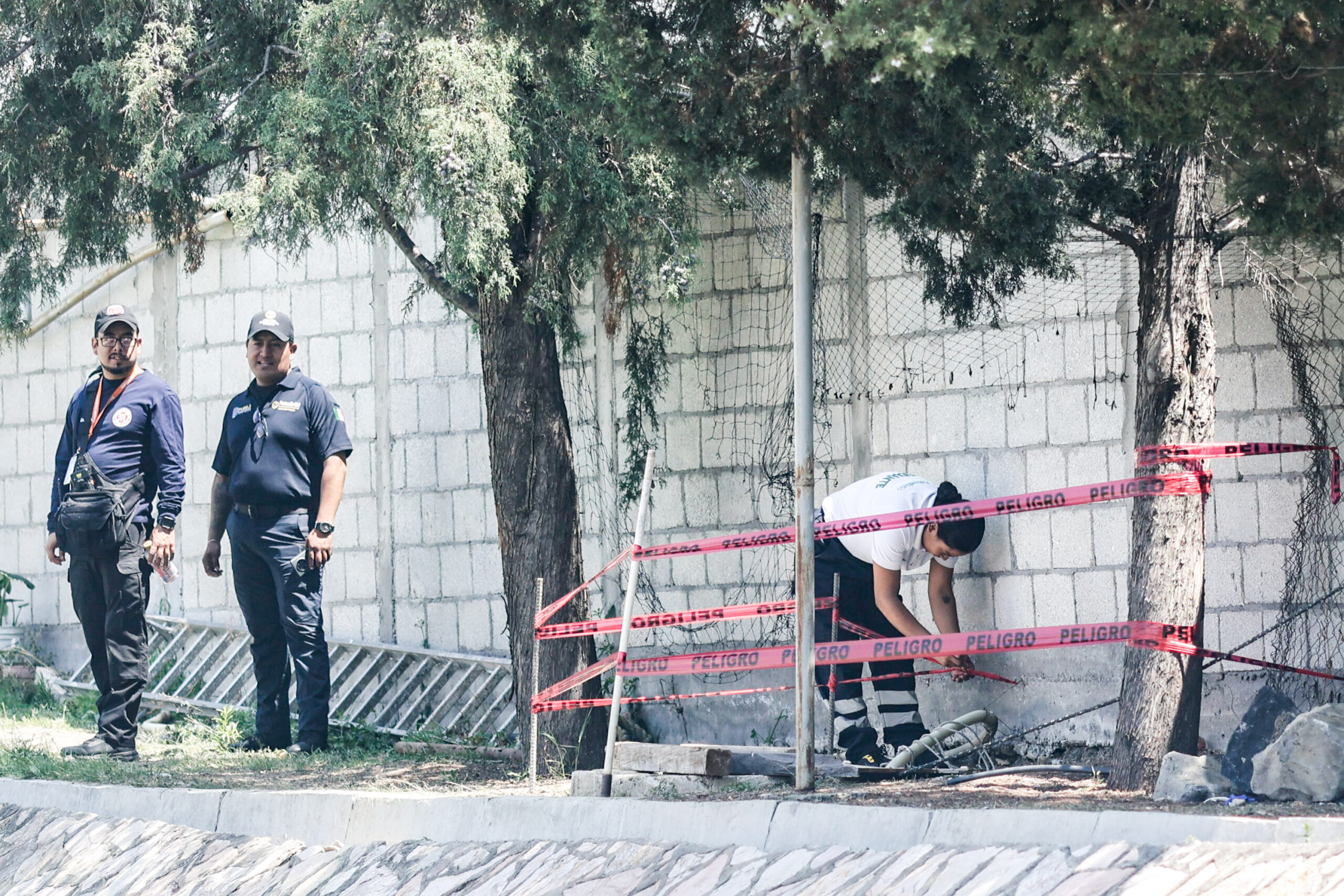 Rescatan a menor y adulto tras caer a pozo en Cholula