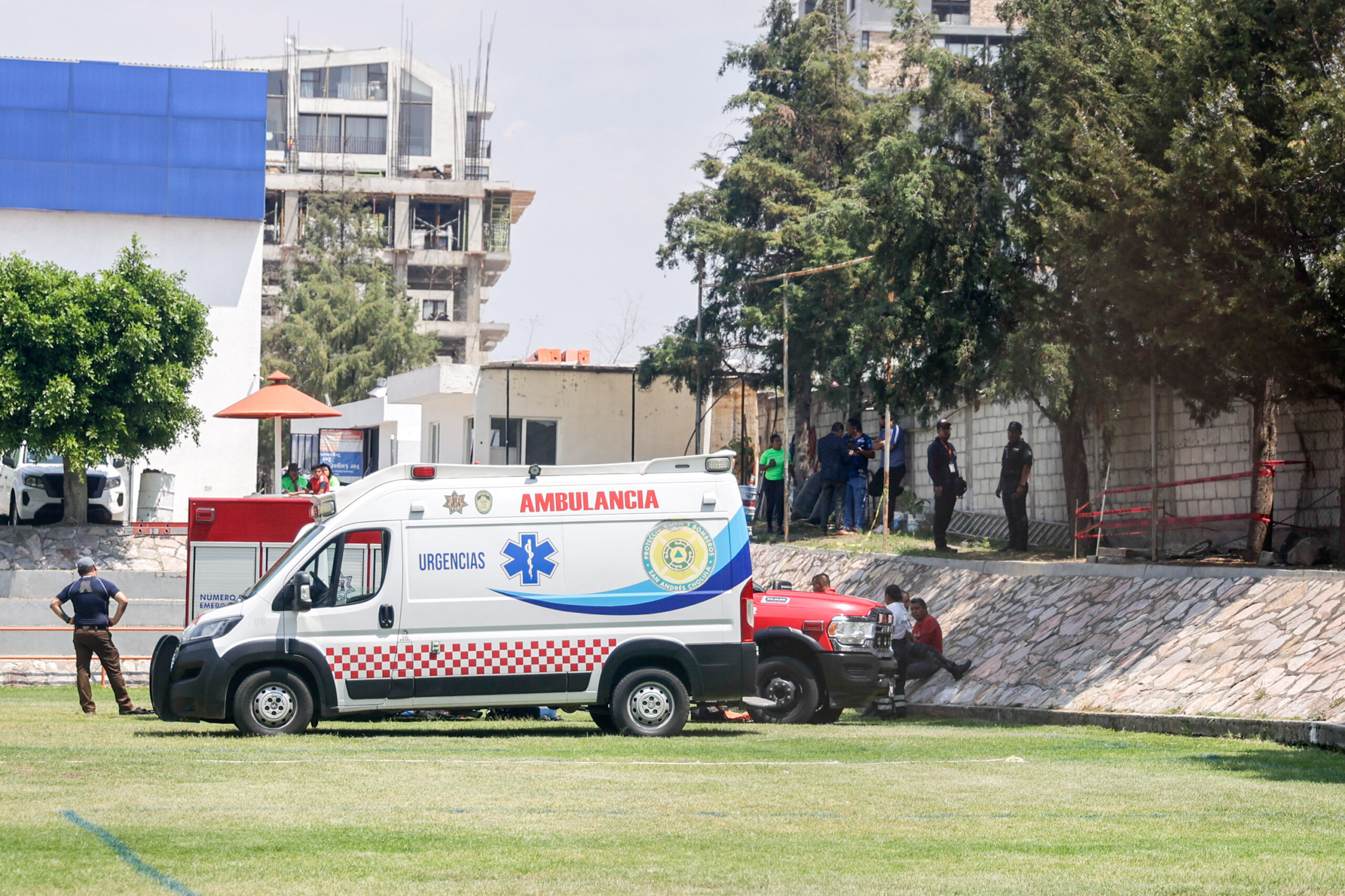 Rescatan a menor y adulto tras caer a pozo en Cholula