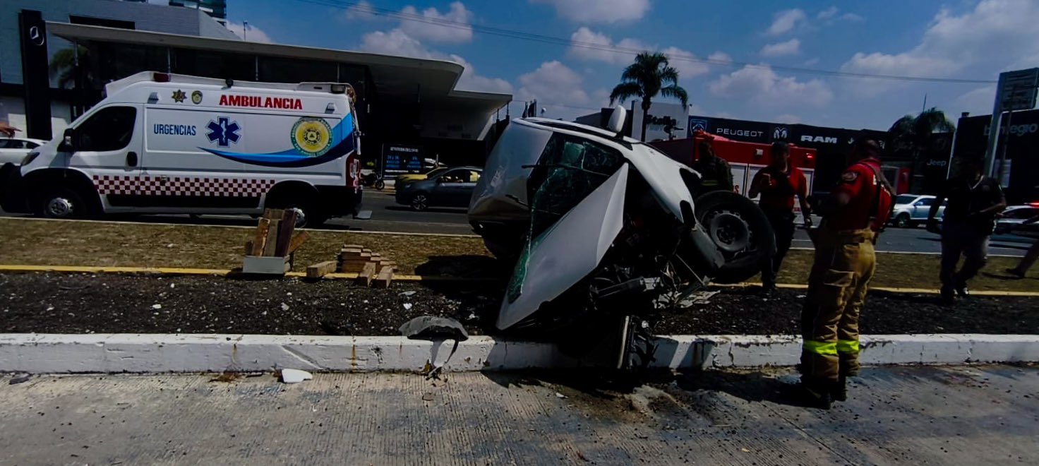 Muere conductor tras volcadura en Atlixcáyotl