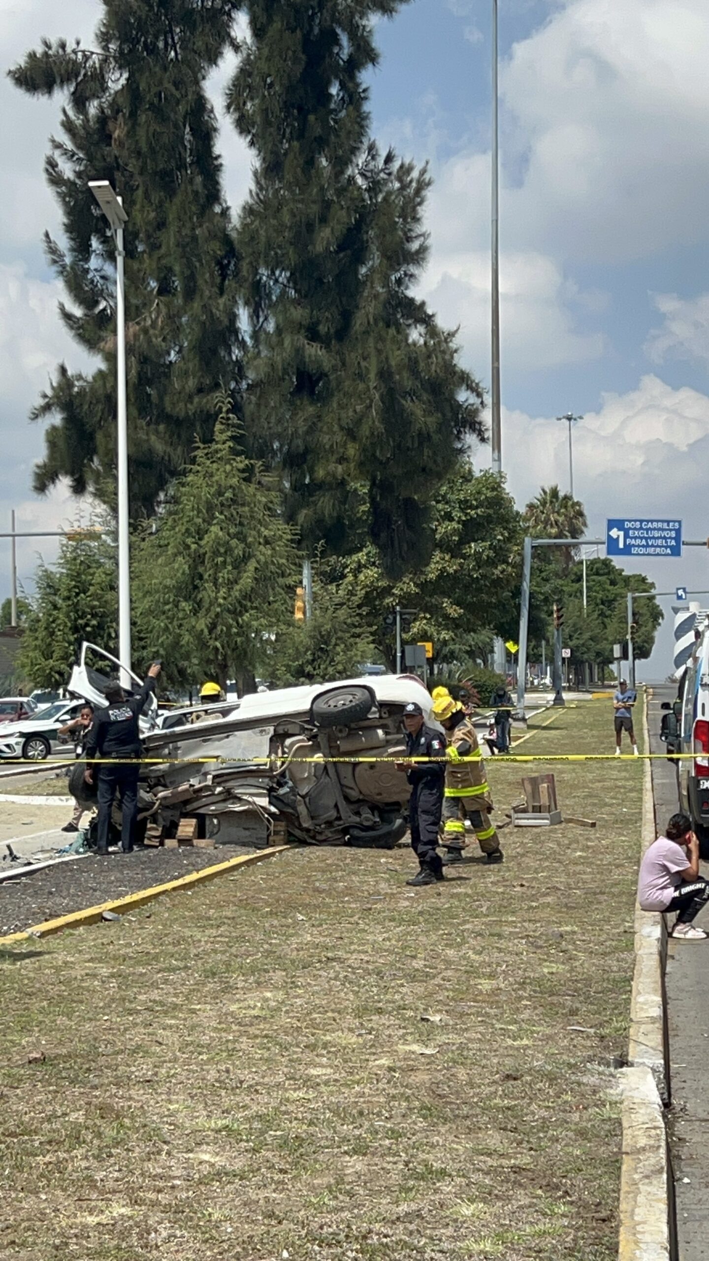 Muere conductor tras volcadura en Atlixcáyotl
