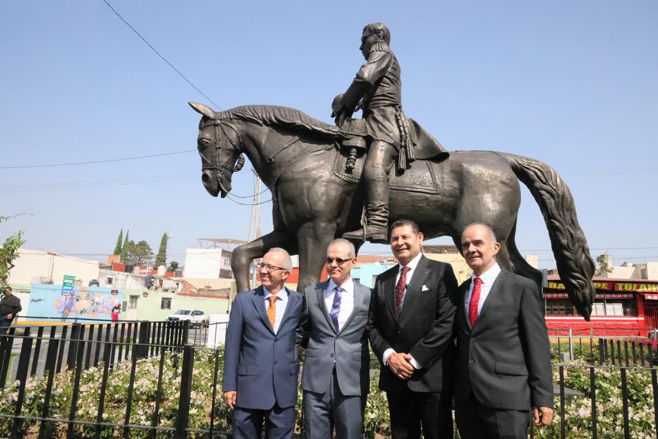 Develan escultura de Ignacio Zaragoza en Puebla