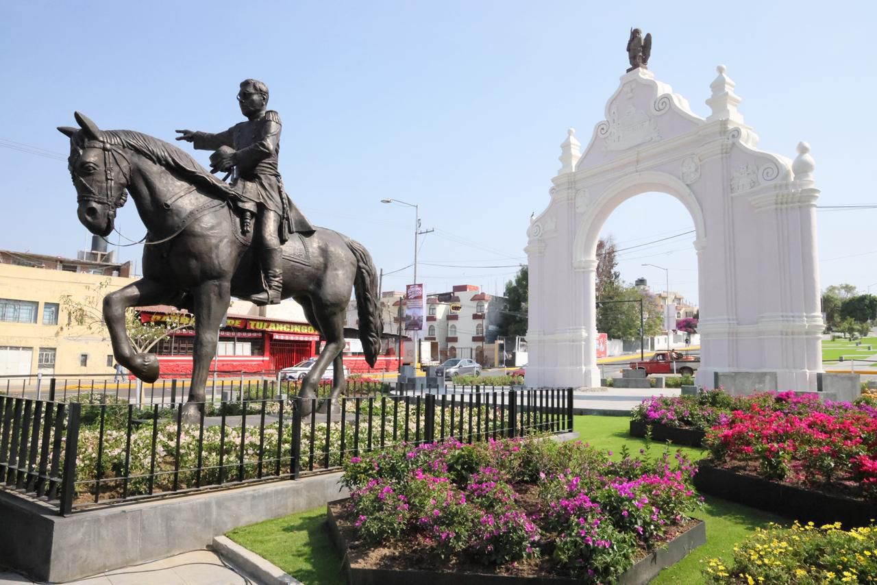 Develan escultura de Ignacio Zaragoza en Puebla