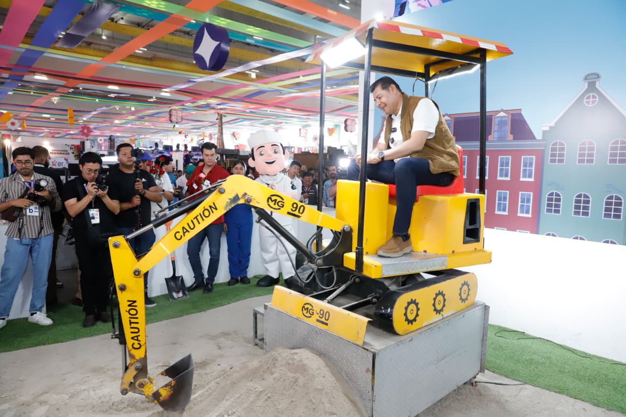 Armenta celebra con familias en la Feria de Puebla